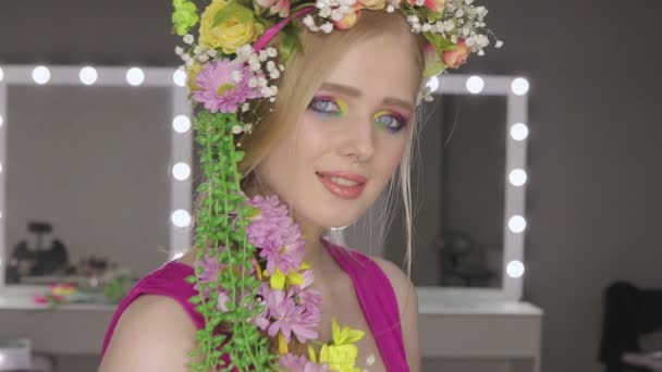 Hermosa chica con flores de primavera.Piel fresca — Vídeo de stock