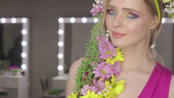 Hermosa chica con flores de primavera.Piel fresca — Vídeos de Stock