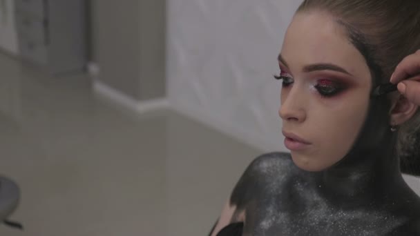 Maquiagem artista faz modelos de maquiagem de arte — Vídeo de Stock
