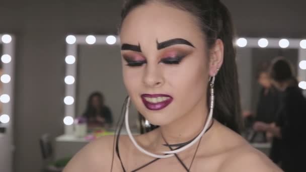 De kunst van make-up meisje met zwarte wenkbrauwen — Stockvideo