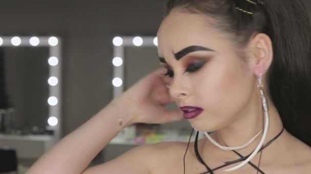 Мистецтво макіяжу дівчини з чорними бровами — стокове відео
