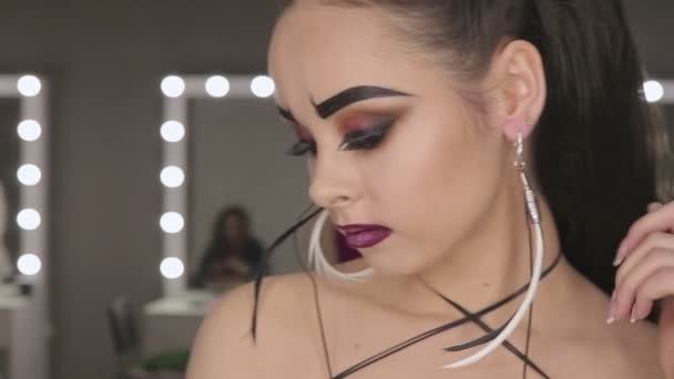 Мистецтво макіяжу дівчини з чорними бровами — стокове відео