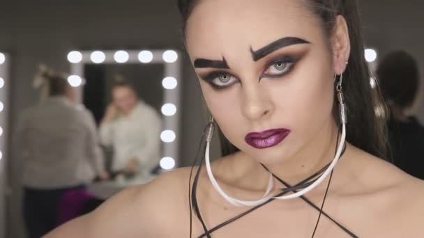 De kunst van make-up meisje met zwarte wenkbrauwen — Stockvideo