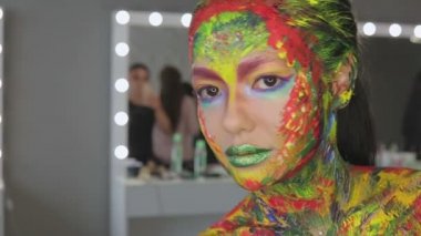 Kız sanat makyaj suluboya