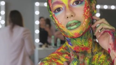 Kız sanat makyaj suluboya