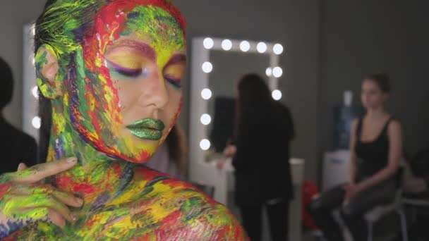 Дівчина художній макіяж акварель — стокове відео