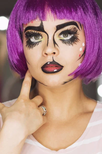 El arte de la chica del maquillaje con el pelo rosa — Foto de Stock