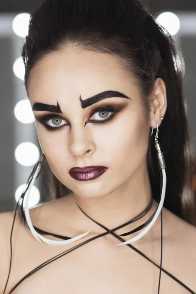 El arte de la chica del maquillaje con cejas negras — Foto de Stock