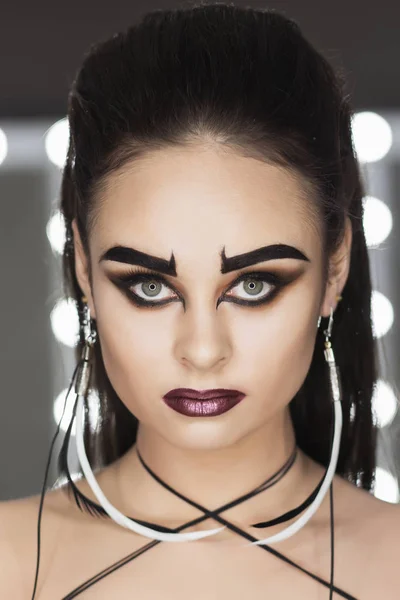 El arte de la chica del maquillaje con cejas negras — Foto de Stock