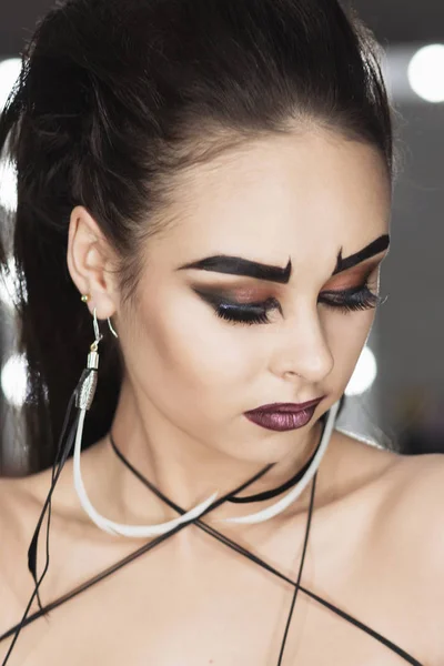 Die Kunst des Make-ups Mädchen mit schwarzen Augenbrauen — Stockfoto
