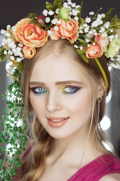 Hermosa chica con flores de primavera.Piel fresca —  Fotos de Stock