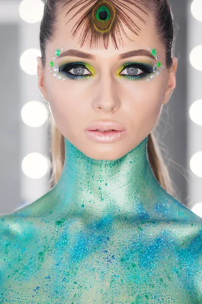 Retrato de mujer joven. Forma y ajuste sesión de estudio de belleza corporal. Maquillaje perfecto en hermosa cara de modelo blanco con cabello rubio. Hermosa chica. Posando modelo de moda — Foto de Stock