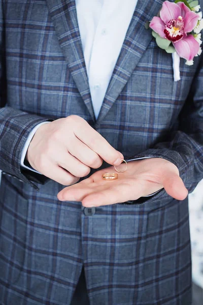 Muž s snubní prsteny v ruce — Stock fotografie