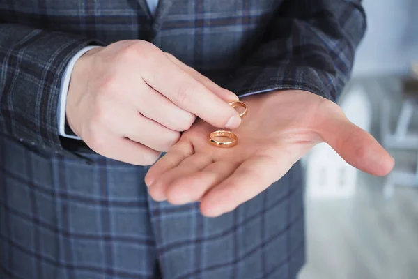 손에 결혼 반지를 가진 남자 — 스톡 사진