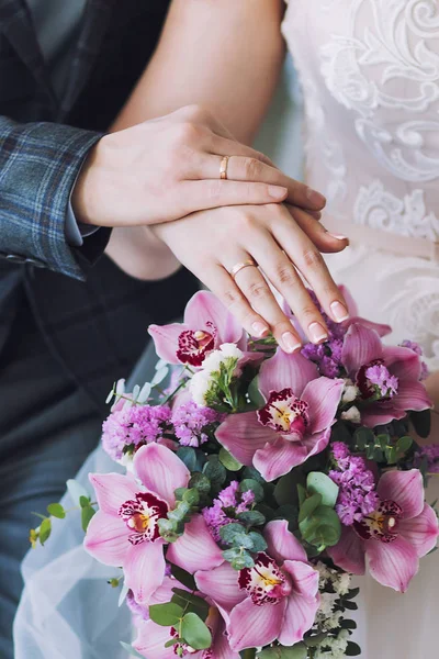 Bouquet de mariage entre les mains de la mariée. — Photo