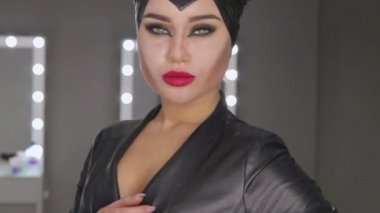 Makyöz makyaj kız halloween olun stüdyoda. Cadılar Bayramı yüz sanat