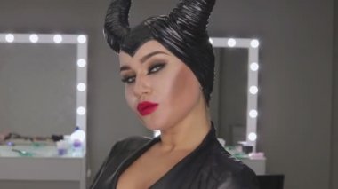 Makyöz makyaj kız halloween olun stüdyoda. Cadılar Bayramı yüz sanat