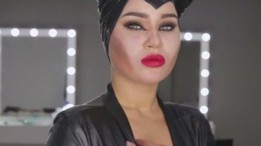 Makyöz makyaj kız halloween olun stüdyoda. Cadılar Bayramı yüz sanat
