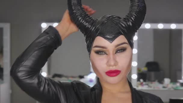 Визажист сделает девушке макияж на Хэллоуин в стиле фейс-арт — стоковое видео