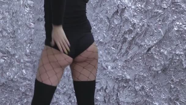 Güzel ve uygun olan kadın uzun bacakları dans go çok şehvetli ve enerjik Studio siyah gövde giymiş topuklar üzerinde — Stok video