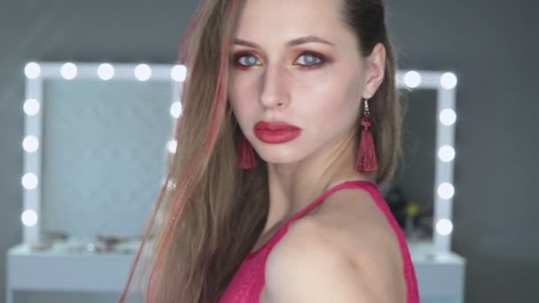 Uma mulher bonita a sorrir. Modelo de moda profissional olhando para a câmera — Vídeo de Stock