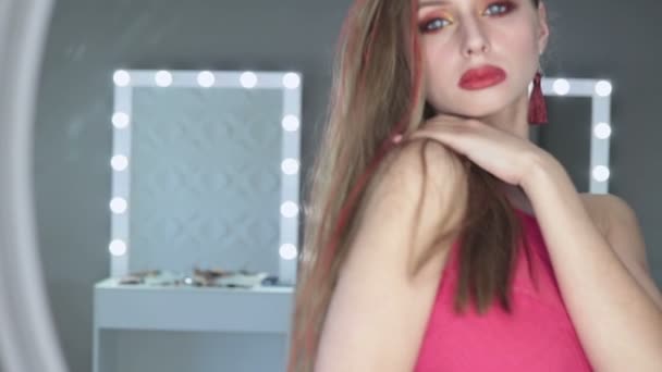 Professioneel fashion model op zoek naar de camera — Stockvideo