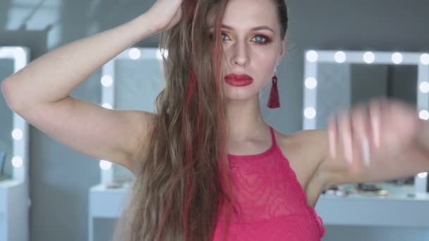 Krásná žena s úsměvem. Profesionální modelka při pohledu do kamery — Stock video