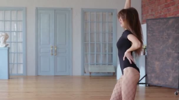 Flickan under dansen — Stockvideo