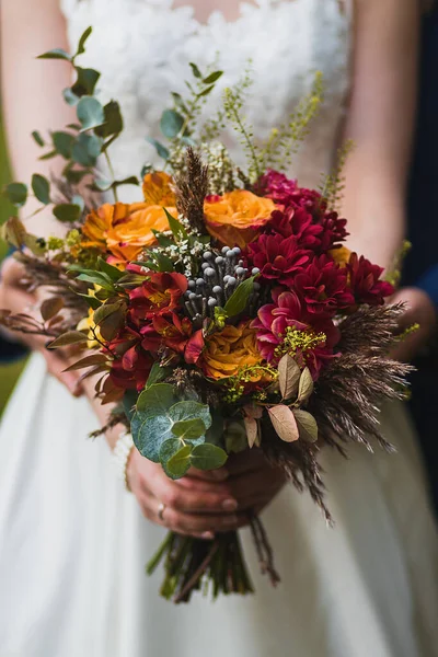Удивительный свадебный букет с яркими цветами и зелеными и коричневыми травами — стоковое фото