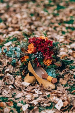 küpe, Ayakkabı, parfüm, el çantası gibi düğün öznitelikleri