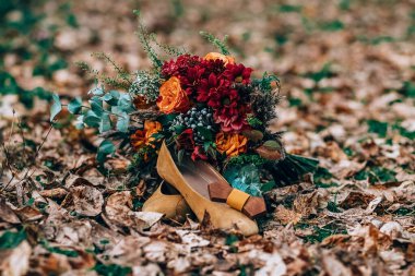 küpe, Ayakkabı, parfüm, el çantası gibi düğün öznitelikleri