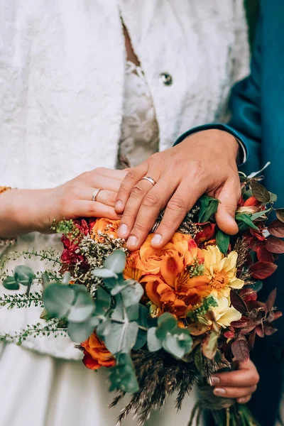 Удивительный свадебный букет с яркими цветами и зелеными и коричневыми травами — стоковое фото
