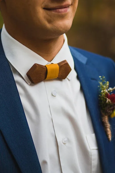 Cuidar novia enderezar corbata de lazo de madera al novio —  Fotos de Stock