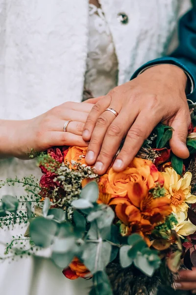 Καταπληκτικό γαμήλιο μπουκέτο με ζωηρά λουλούδια και πράσινα και καφέ βότανα — Φωτογραφία Αρχείου
