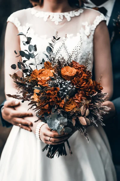 Bouquet de mariage incroyable avec des fleurs vibrantes et des herbes vertes et brunes — Photo