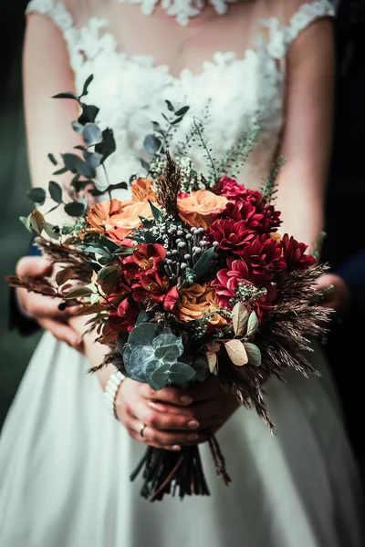 Amazing wedding bouquet with vibrant flowers and green and brown herbs — Stock Photo, Image
