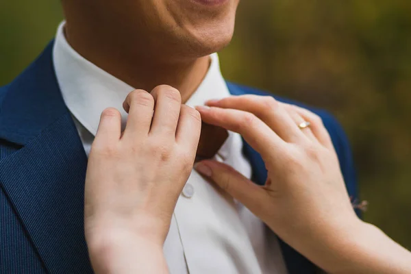 Bakıcı gelin, damat için tahta papyonu düzeltiyor. — Stok fotoğraf