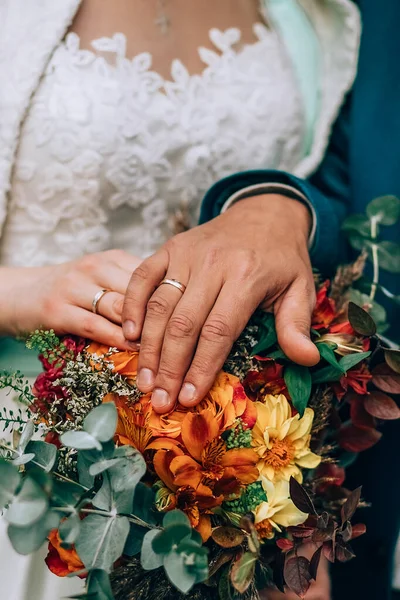 Bouquet de mariage incroyable avec des fleurs vibrantes et des herbes vertes et brunes — Photo