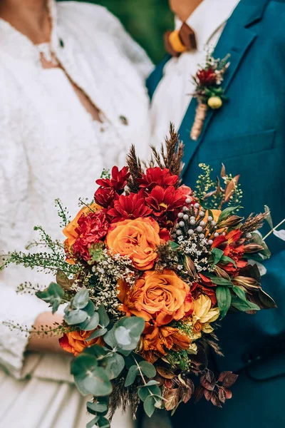 Amazing wedding bouquet with vibrant flowers and green and brown herbs — Stock Photo, Image