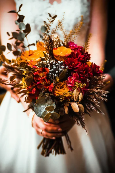Bouquet de mariage incroyable avec des fleurs vibrantes et des herbes vertes et brunes — Photo
