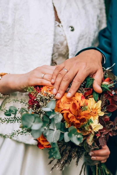 Amazing wedding bouquet with vibrant flowers and green and brown herbs — Stock Photo, Image