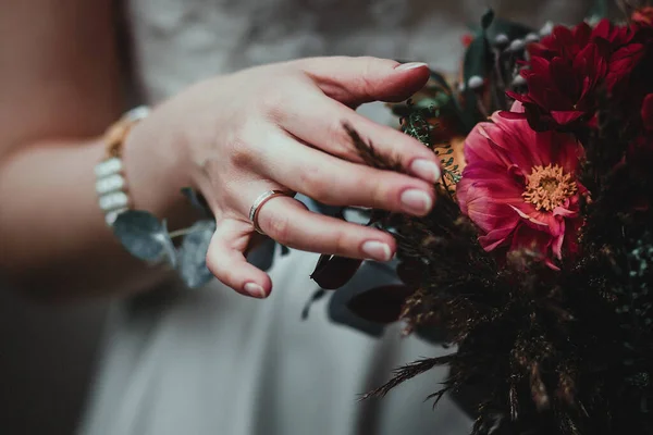 Brudbukett med vinösa blommor i sammansättning med gröna och bruna örter — Stockfoto