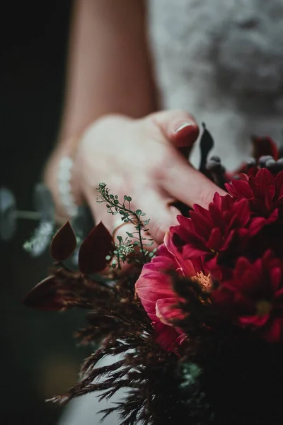 Ramo de novia con flores vinosas en composición con hierbas verdes y marrones — Foto de Stock