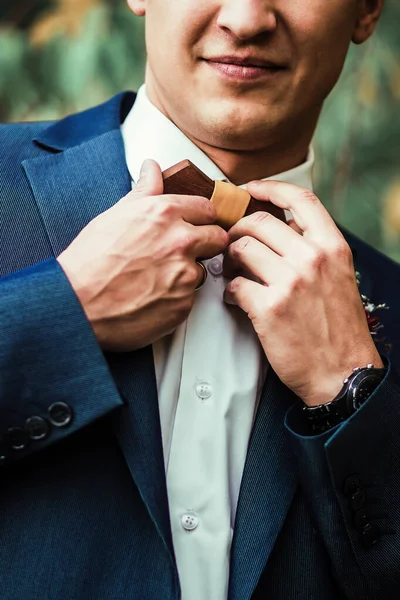 Feliz hombre confiado elegante enderezar corbata de lazo — Foto de Stock