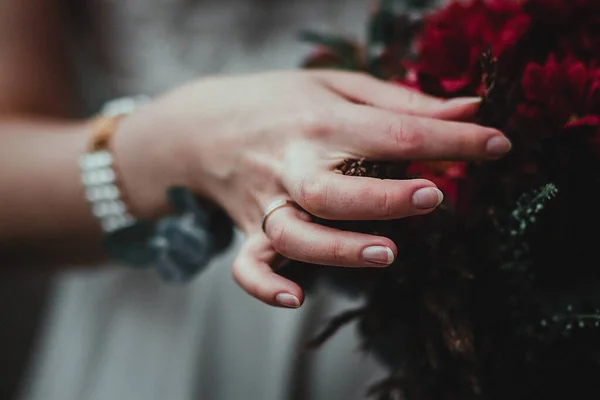 Mazzo di tenuta sposa con fiori vinosi in composizione con erbe verdi e marroni — Foto Stock