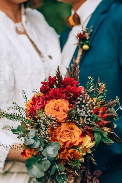 Bouquet de mariage incroyable avec des fleurs vibrantes et des herbes vertes et brunes — Photo