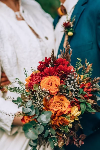 Дивовижний весільний букет з яскравими квітами і зеленими і коричневими травами — стокове фото