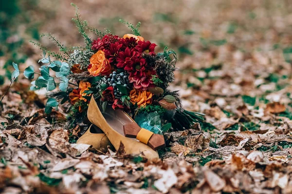 Atributos de la boda tales como pendientes, zapatos, perfume, bolso — Foto de Stock