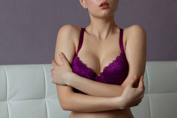 Женщина в фиолетовом лифчике в спальне — стоковое фото