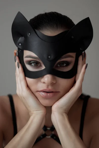 Bruna ragazza in una maschera di gatto — Foto Stock